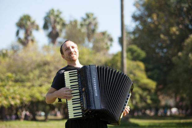 Paulinho Cardoso é a atração desta segunda-feira